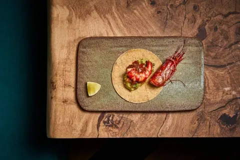 Mantarraya MX Taco de carabinero a la diabla con salsa enchipotlada, guacamole y pico de gallo