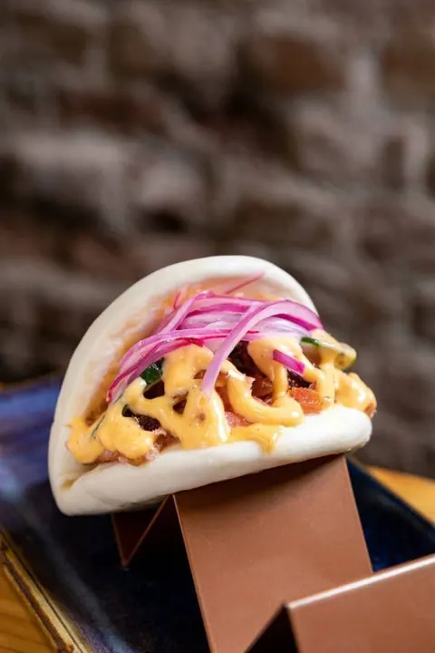 Bao de Panceta crujiente, cebolla encurtida, pepino fresco y salsa mayokimchi - Saúl Sanz - TerZio