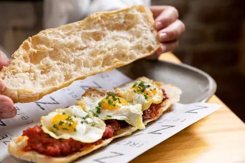 Pan de cristal con sobrasada y huevos de codorniz - Saúl Sanz - TerZio