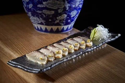 Kemuri - Tataki de bonito ahumado, yema de huevo y soja