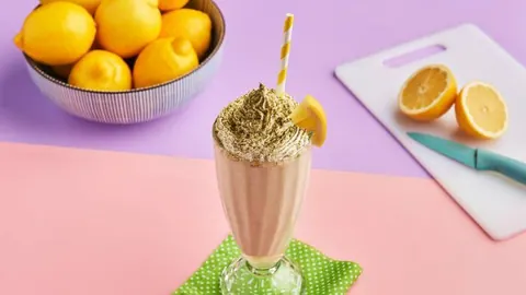 Milkshake de limón, helado de vainilla y té matcha