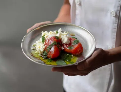 Parking Pizza y Petramora inauguran el verano con una ensalada fresca de tomate